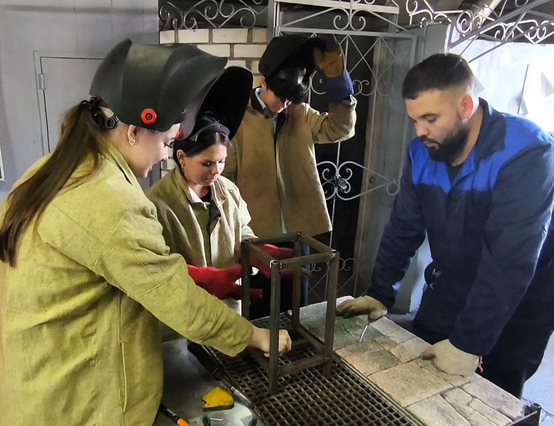 Искры, металл и точные чертежи. Как школьники из СОШ №9 осваивали профессию в #АТК