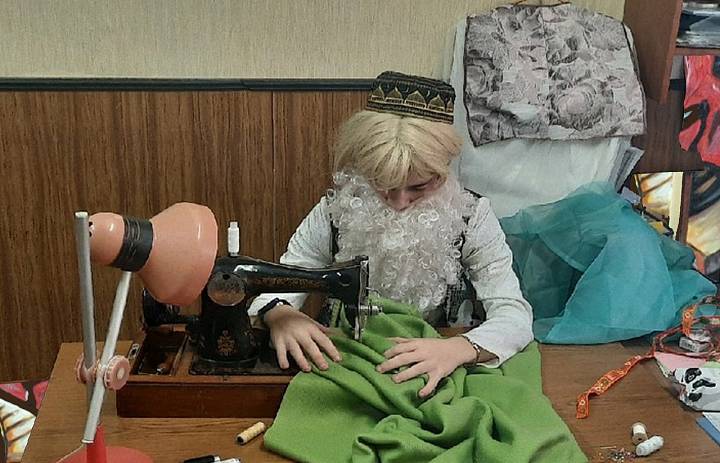«Воссоздание сюжетов картин рабочих профессий, посвященных труду портного, парикмахера и продавца»