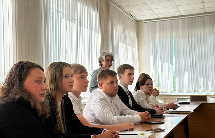 Студентка колледжа Кочеткова Анастасия приняла участие в заседании Молодежного парламента города Алатырь