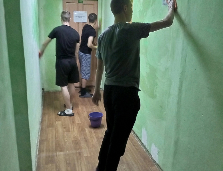 День матери в общежитии: когда мужчины берут инициативу в свои руки