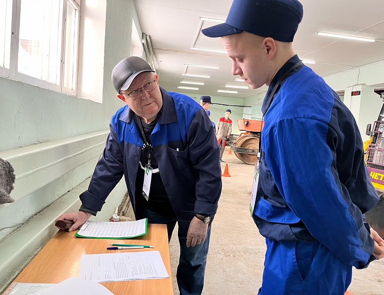 Лучшие представители по компетенции «Обслуживание тяжелой техники»