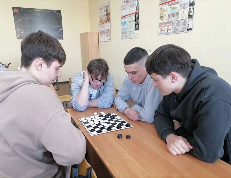 Первенство по шашкам и шахматам.