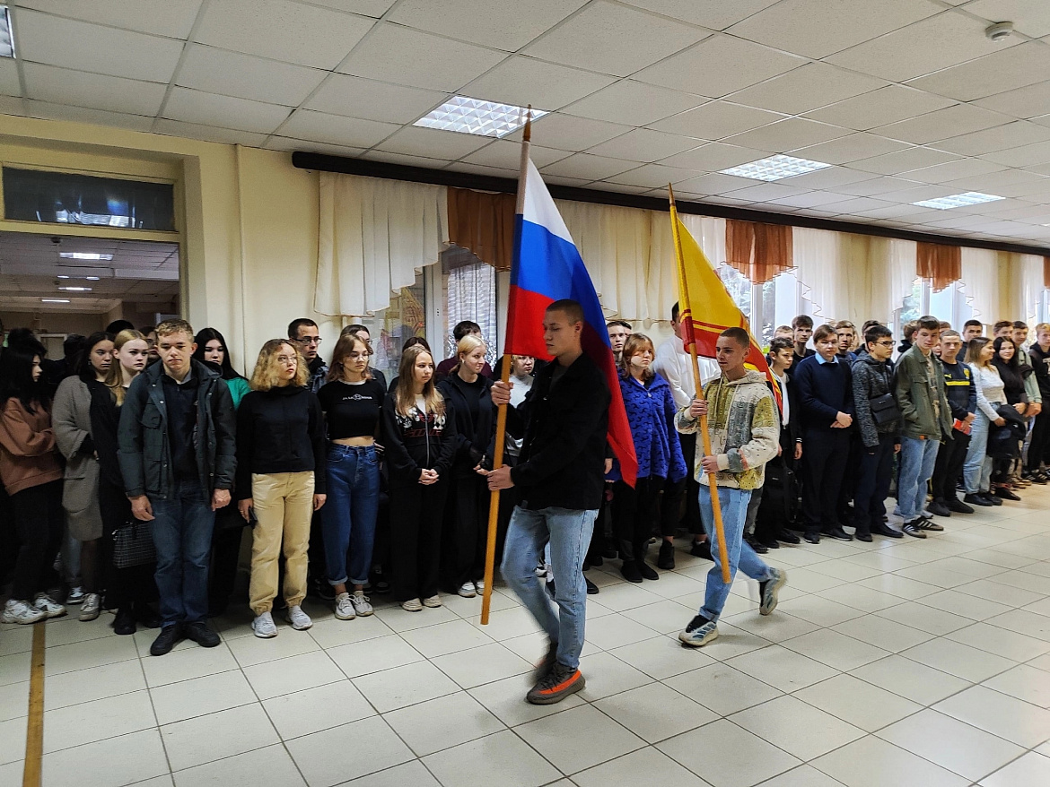 Новую учебную неделю начали выносом флагов