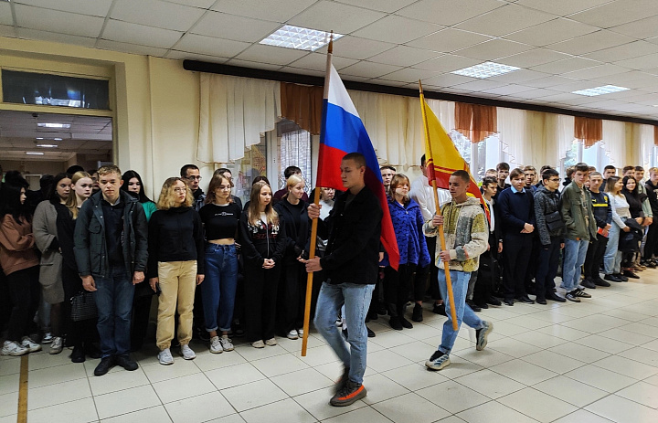Новую учебную неделю начали выносом флагов