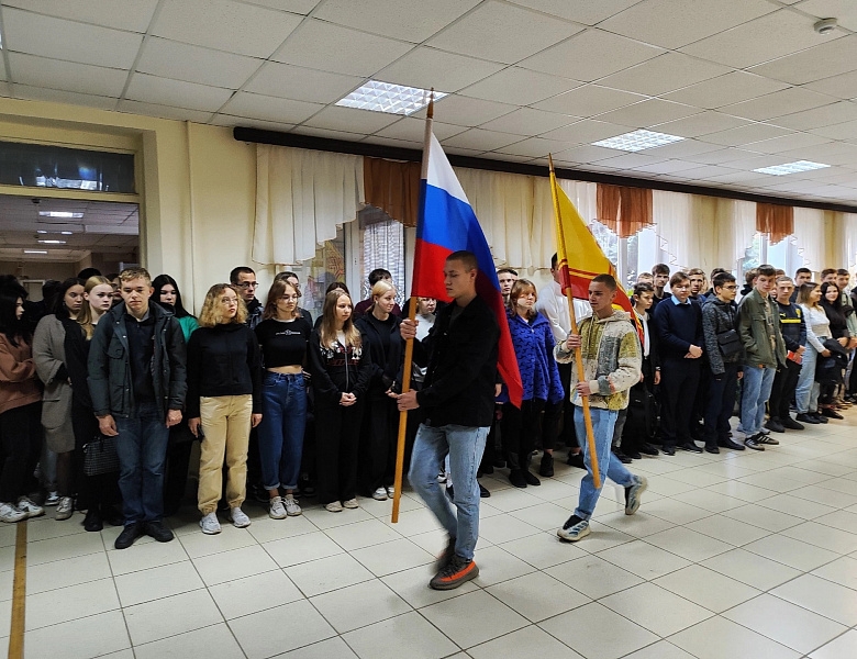 Новую учебную неделю начали выносом флагов