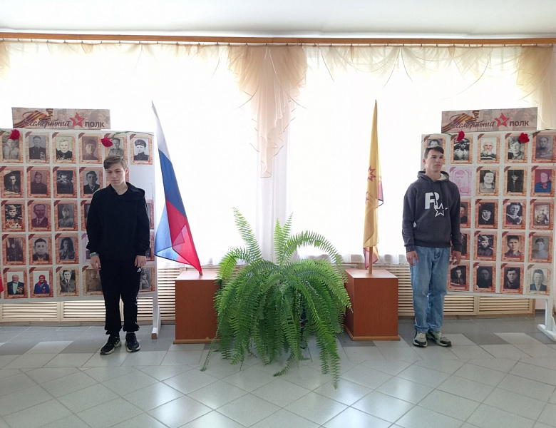 Поднятие флагов 13 мая