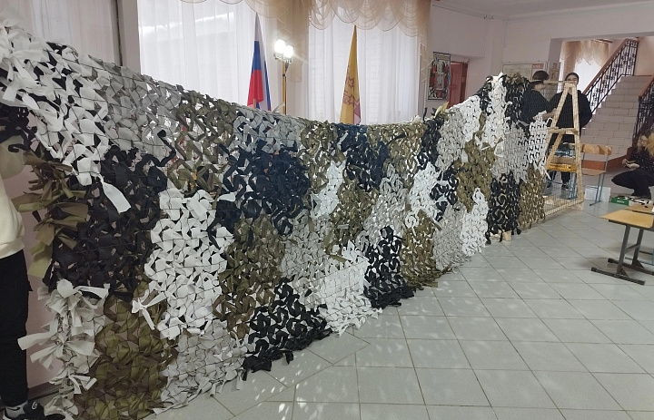 Плетение маскировочных сетей для нужд СВО