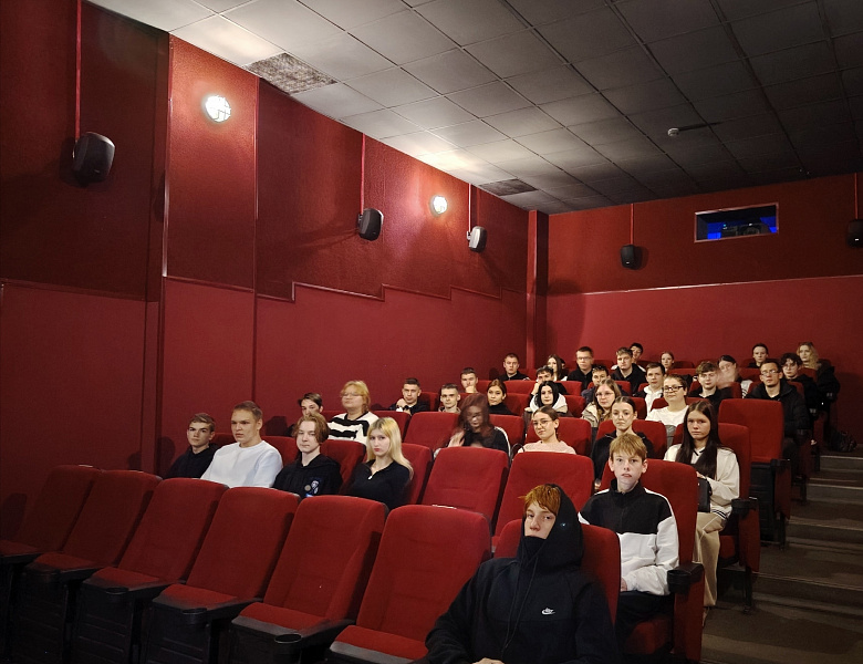 Студенты  вместе с кураторами  посетили кинотеатр "Космос"