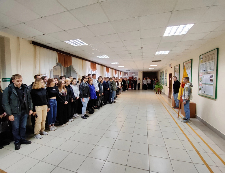 Новую учебную неделю начали выносом флагов