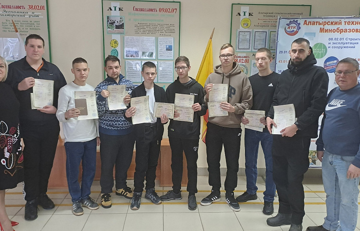 Вручение документа об обучении по профессии Сварщик