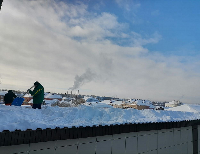 Работа по безопасной очистке кровли от снега