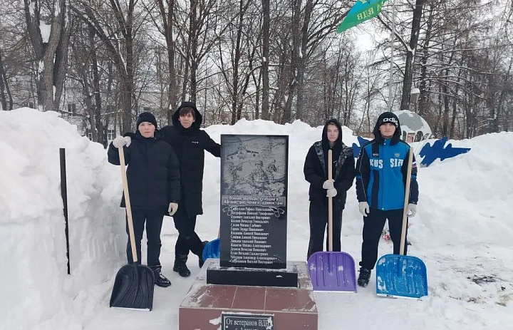 Акция по очистке памятника воинам