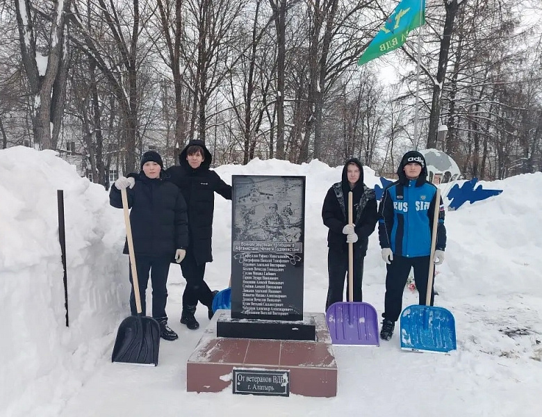 Акция по очистке памятника воинам