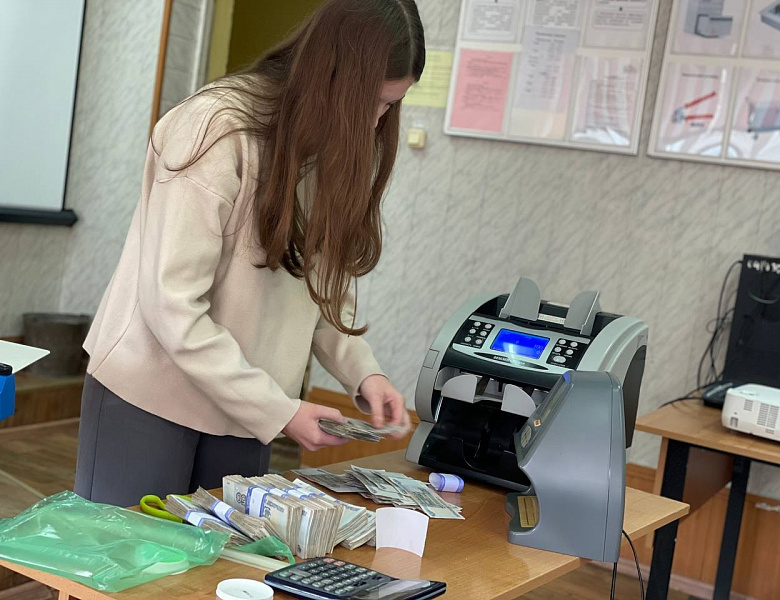 Студенты активно осваивают профессию на МДК "Организация кассовой работы"