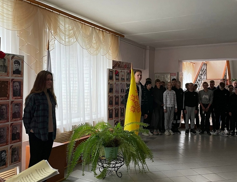 Традиционное поднятие флагов