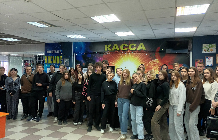 Студенты  посмотрели фильм "Алиса в Стране чудес"