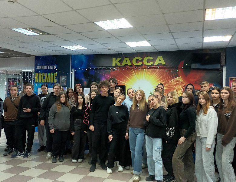 Студенты  посмотрели фильм "Алиса в Стране чудес"