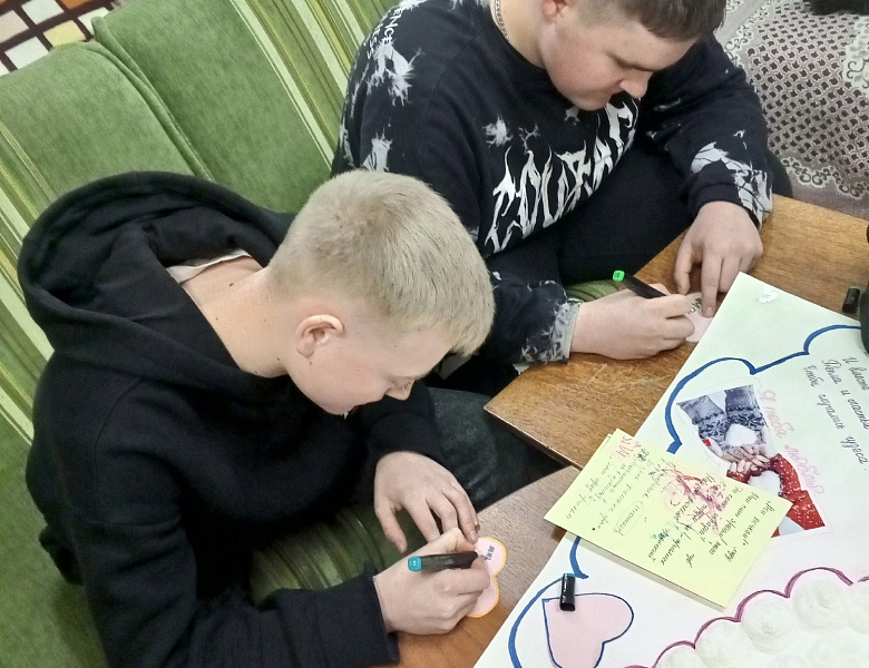 Стенгазета "Дарите любовь друг другу" в общежитии колледжа!