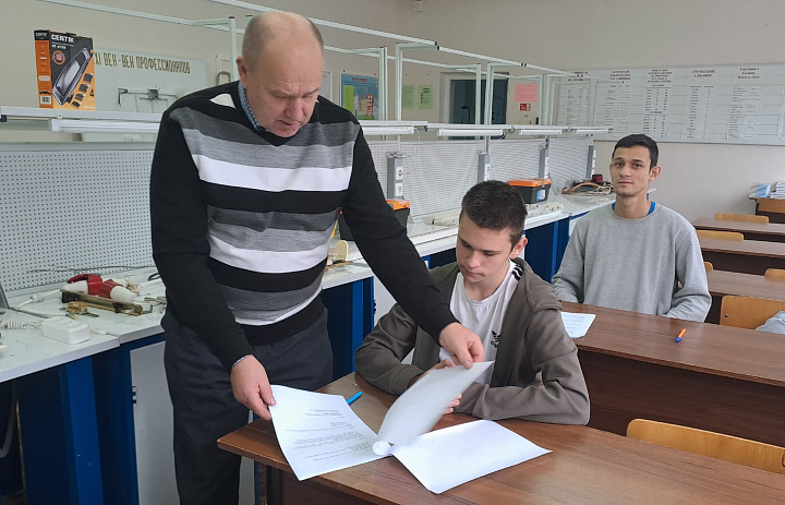 Финальные испытания будущих электромонтеров