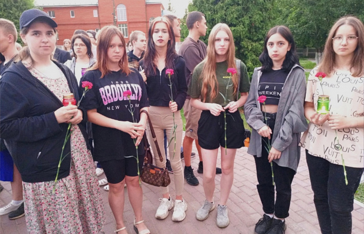 Возложение цветов к стеле Героев Советского Союза