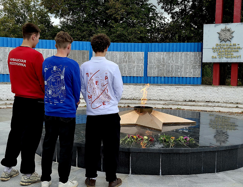  Активисты движения Первых возложили цветы к мемориалу