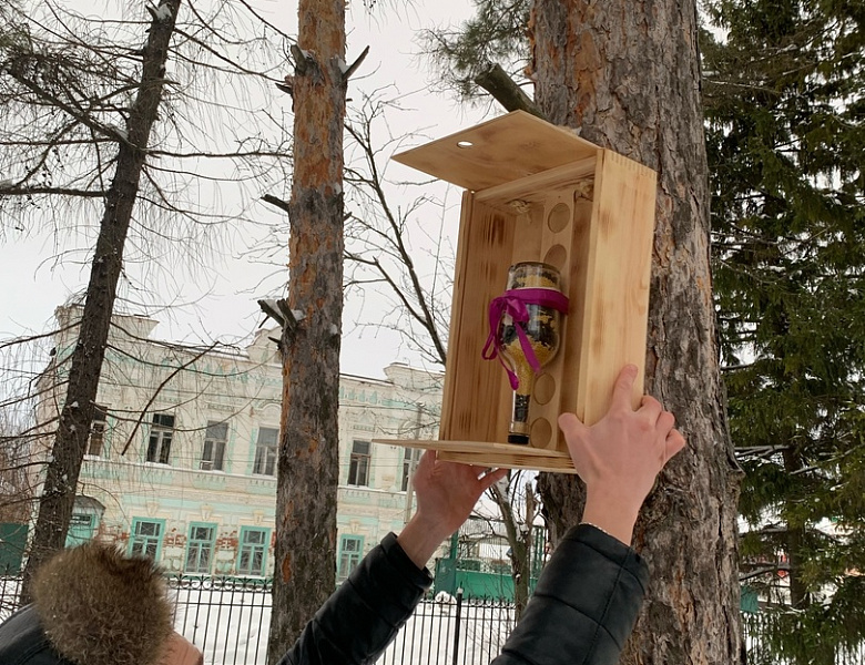 Эй, воробей, не робей! Будь смелей!