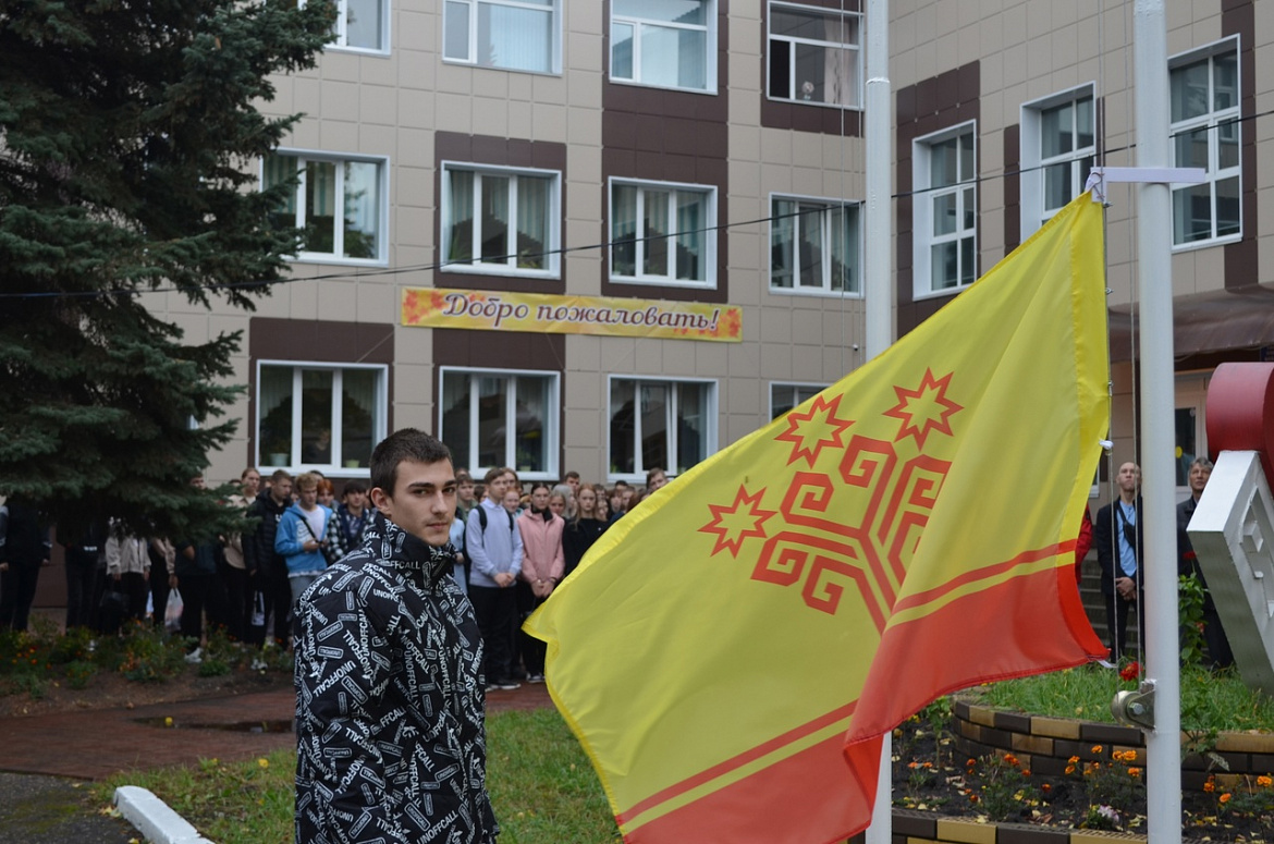Традиционное поднятие флагов