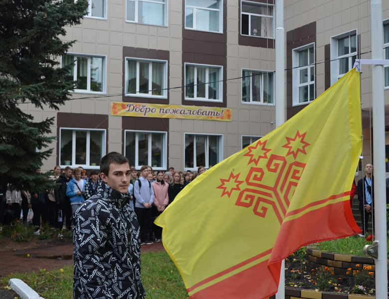 Традиционное поднятие флагов