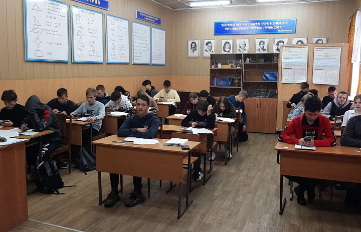 Студенты колледжа пишут всероссийские проверочные работы 