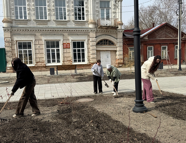 Уборка территории на улице Ленина