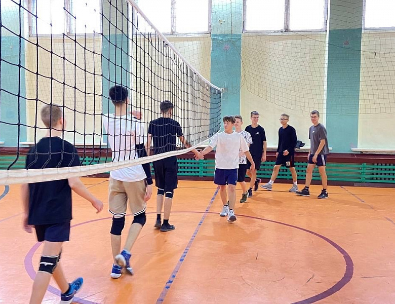 Товарищеская встреча по волейболу между студентами колледжа и СОШ 2