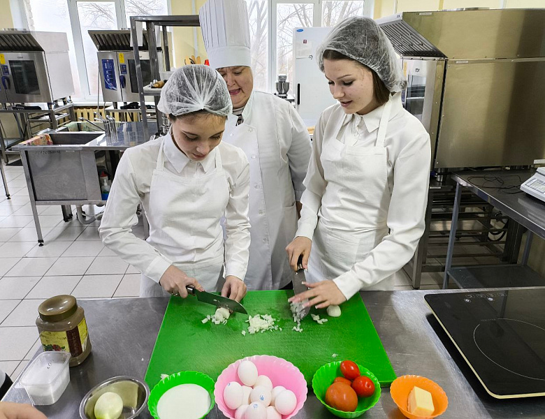 «Омлет с ароматом будущего: школьницы открыли секреты кулинарного мастерства!»