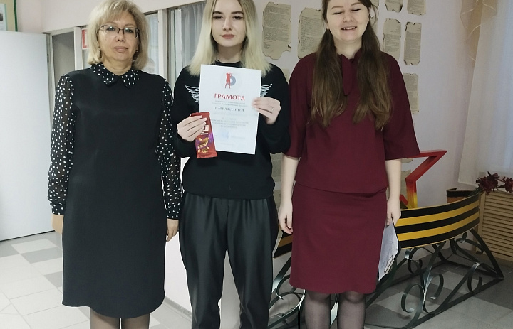 Награждение за участие впервенстве колледжа по стрельбе из пневматической винтовки