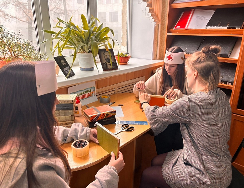 Аня и Даша: Забота о книгах стала добрым делом!