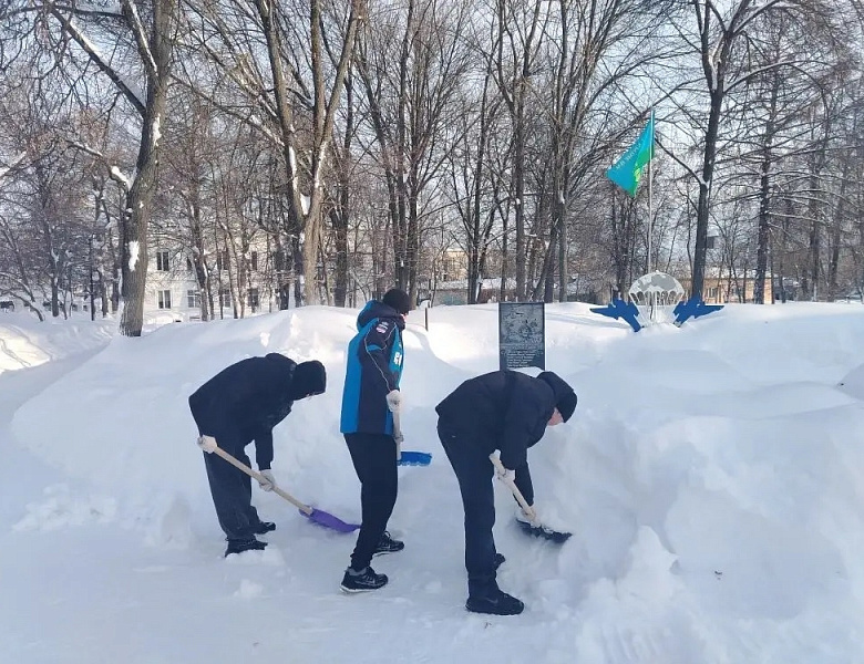 Акция по очистке памятника воинам