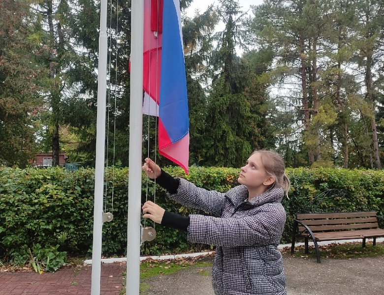 Традиционное поднятие флагов