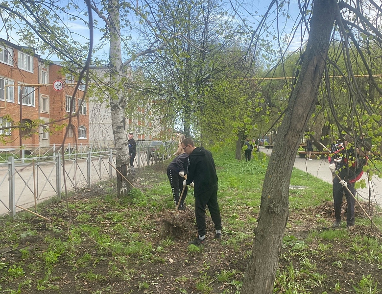 Субботник в сквере "30-летия ВЛКСМ".