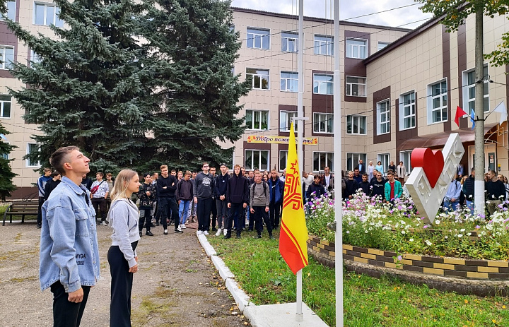 Поднятие Государственных флагов