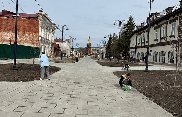 Уборка территории на улице Ленина
