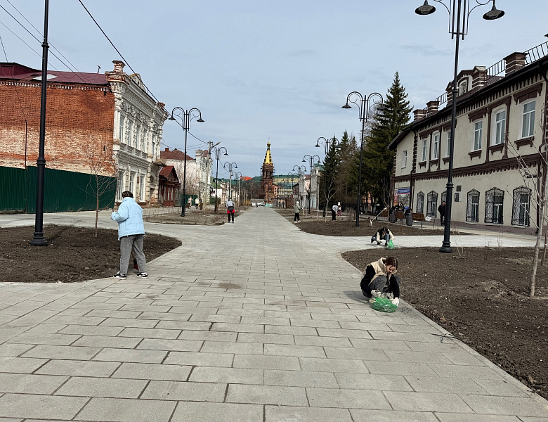 Уборка территории на улице Ленина
