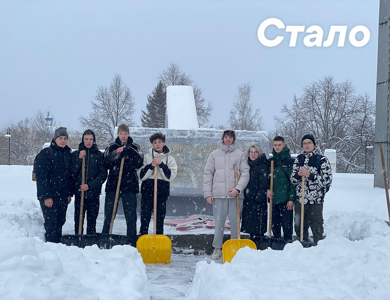 Очистили от снега Обелиск воинам-землякам