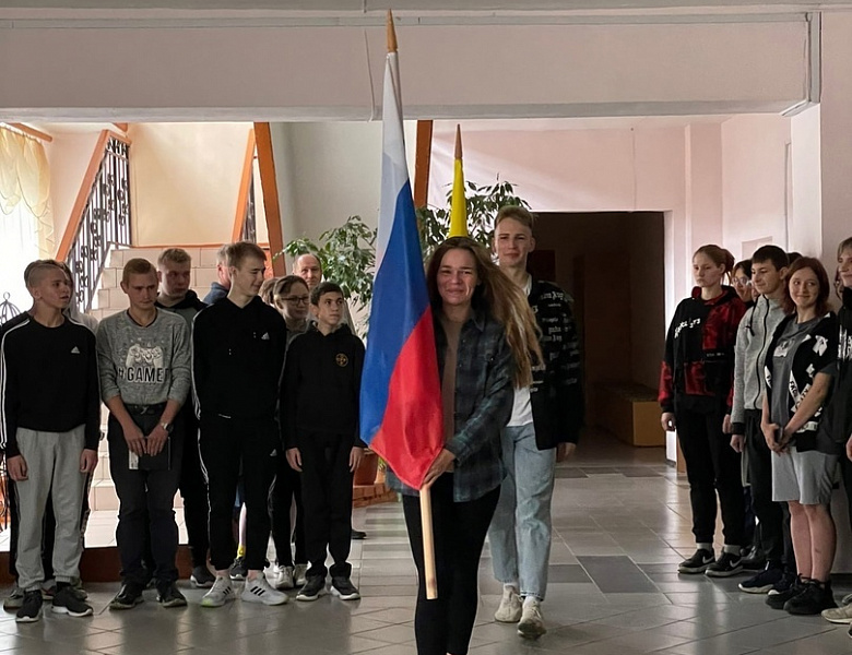 Традиционное поднятие флагов