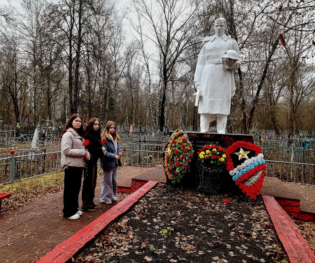 Торжественно-траурная церемония возложения цветов к братской могиле