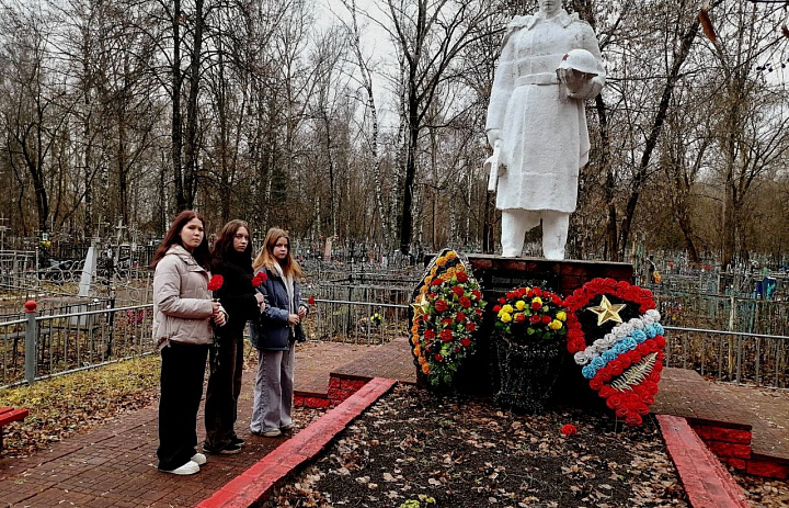 Торжественно-траурная церемония возложения цветов к братской могиле
