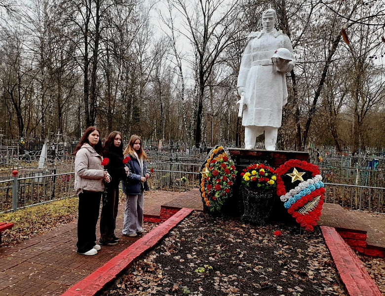 Торжественно-траурная церемония возложения цветов к братской могиле