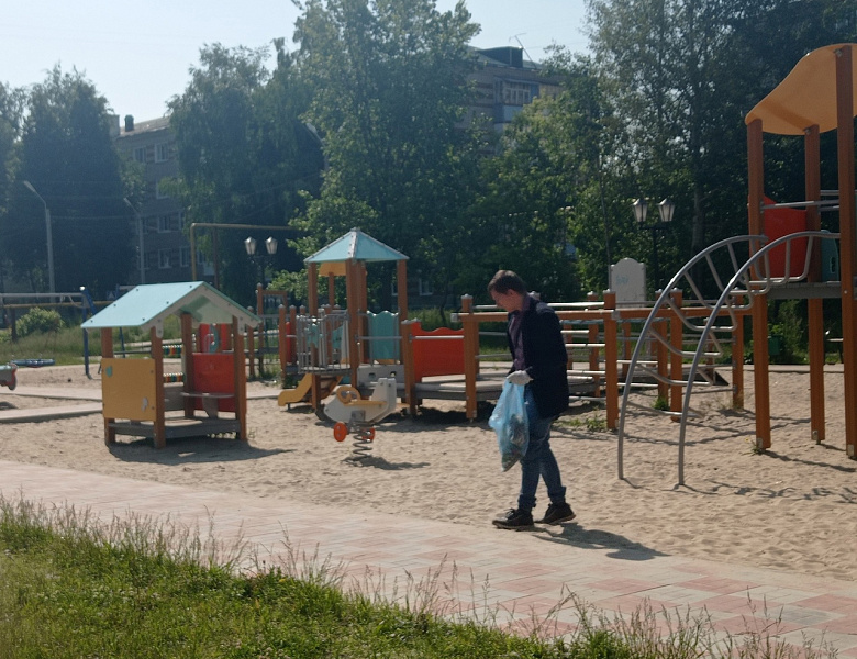 Акция по уборке детской территории "Стрелка парк"