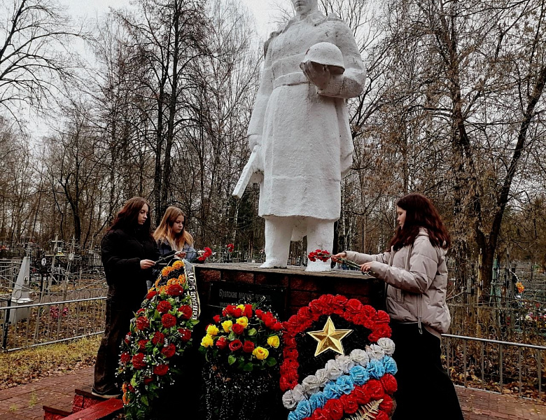 Торжественно-траурная церемония возложения цветов к братской могиле