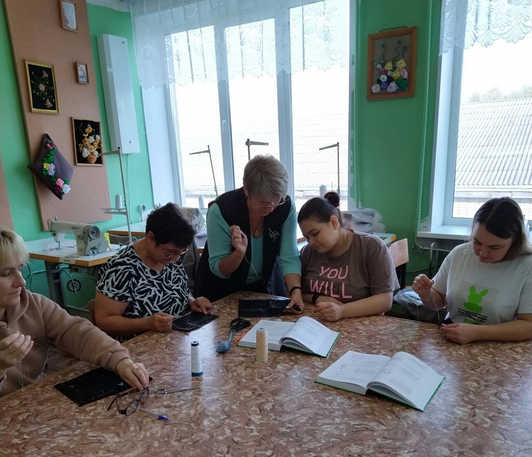 Занятия для слушателей курсов по основной программе профессионального обучения по профессии "Швея"